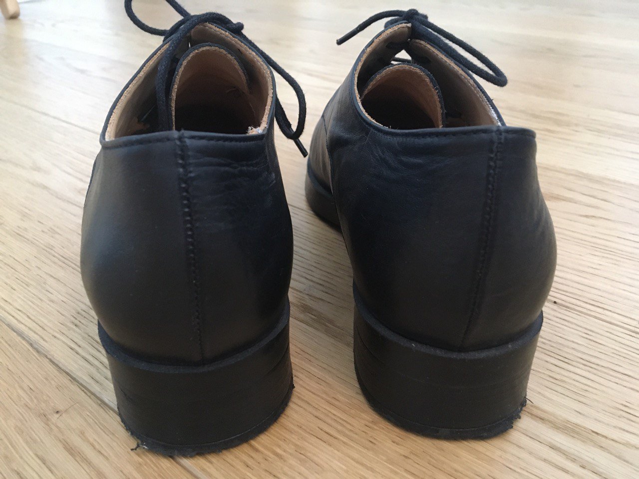 Schwarzer Lederhalbschuh