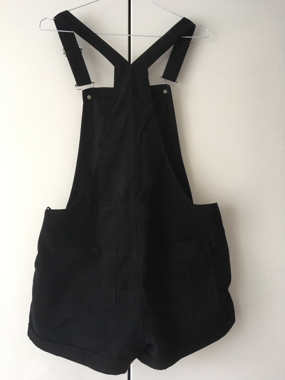 Süße schwarze Latzhose