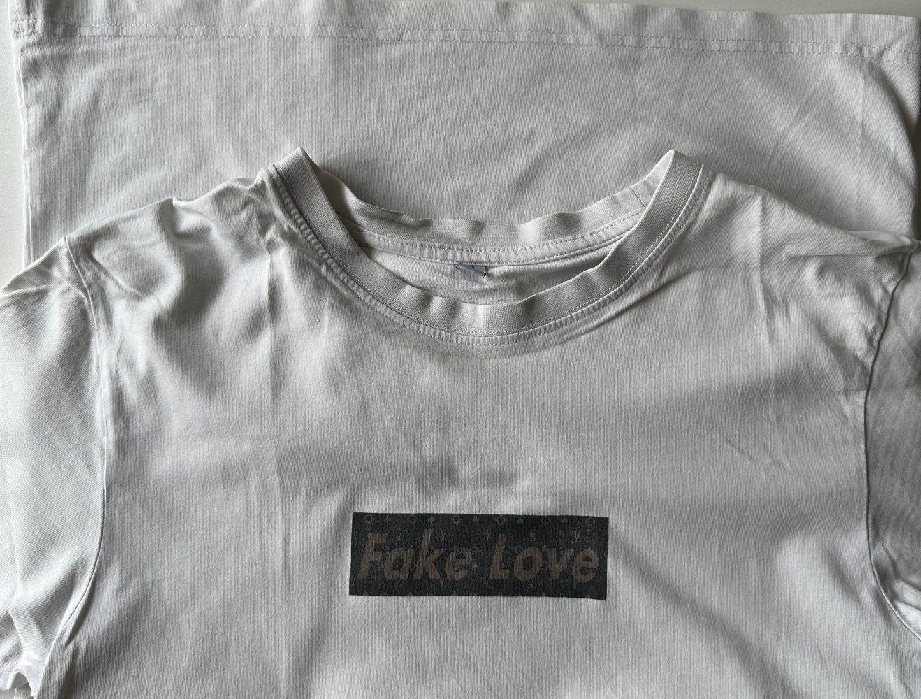 kurzärmeliges T Shirt Fake Love von Mister Tee in weiß