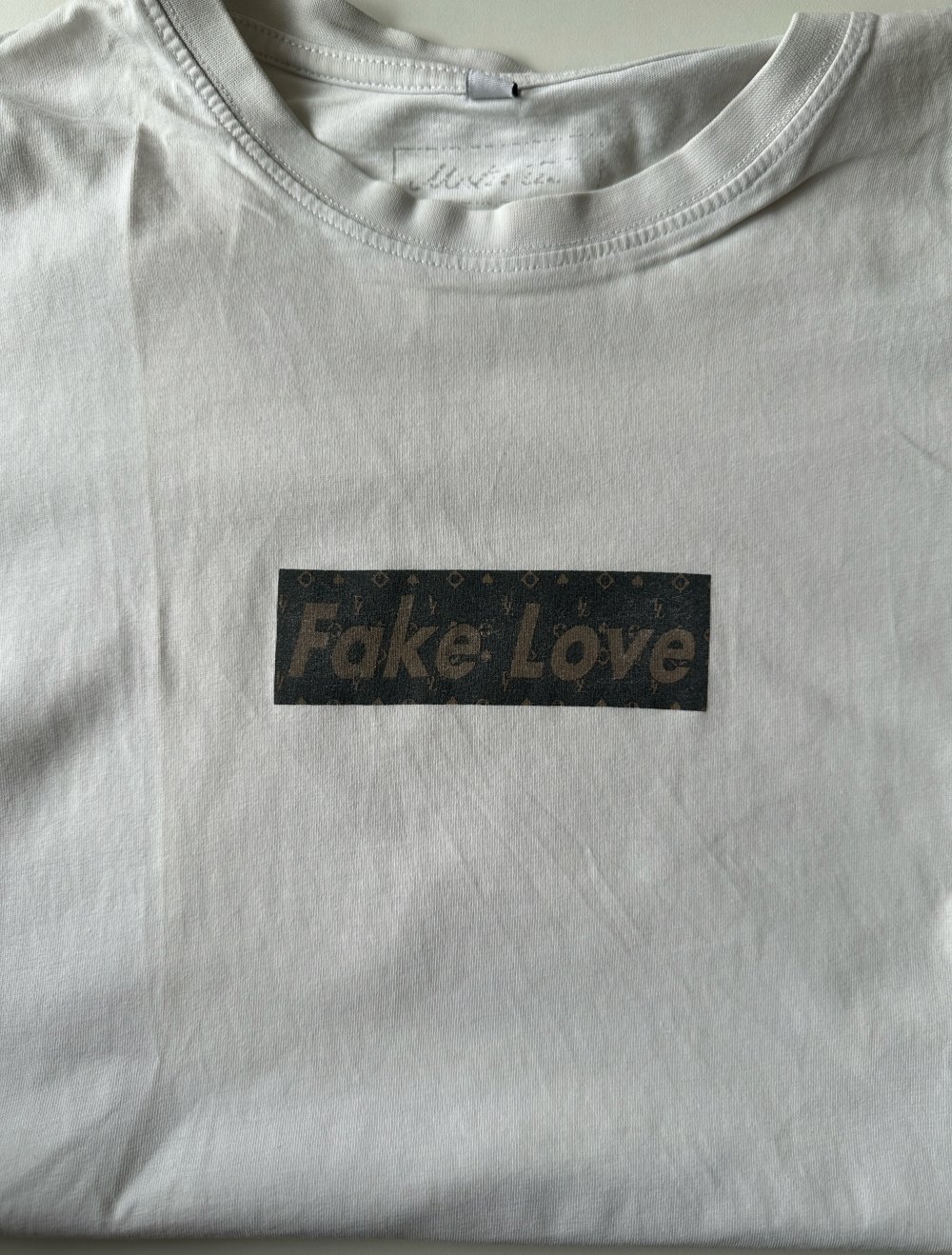 kurzärmeliges T Shirt Fake Love von Mister Tee in weiß