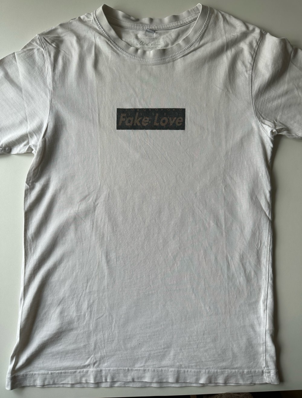 kurzärmeliges T Shirt Fake Love von Mister Tee in weiß