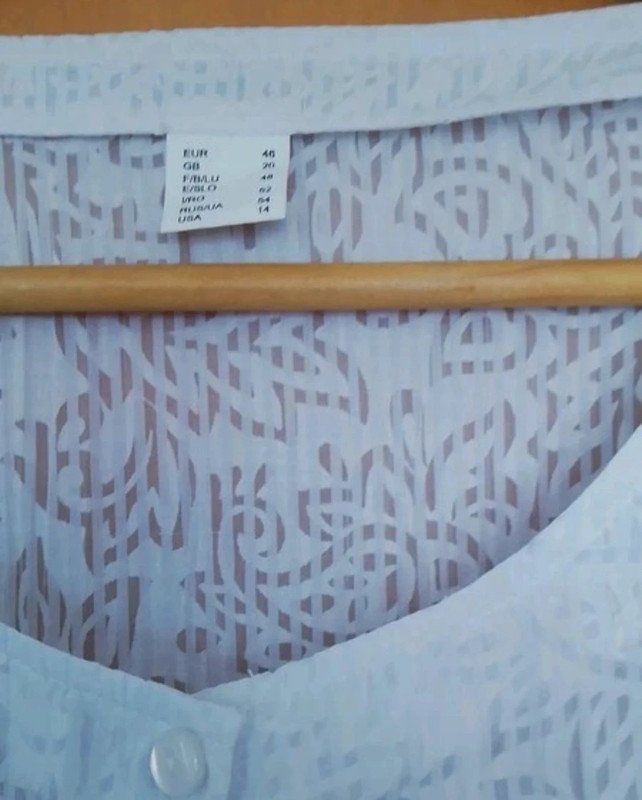  neue weiße Bluse mit Muster Gr. 46