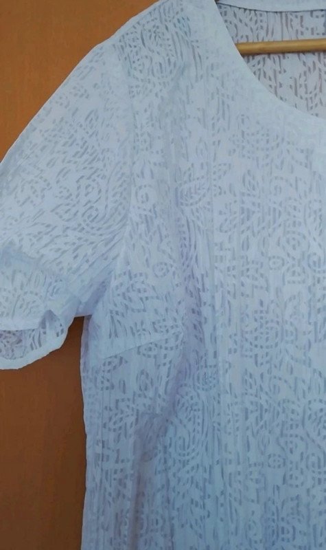  neue weiße Bluse mit Muster Gr. 46