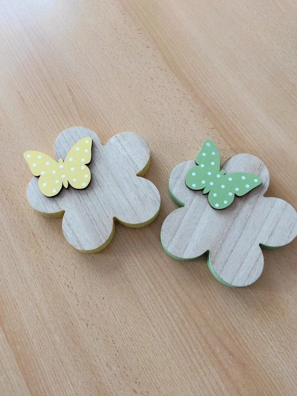 4 Deko Schmetterlinge auf Blumen