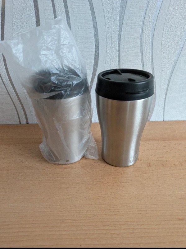 2 kleine Kaffeebecher