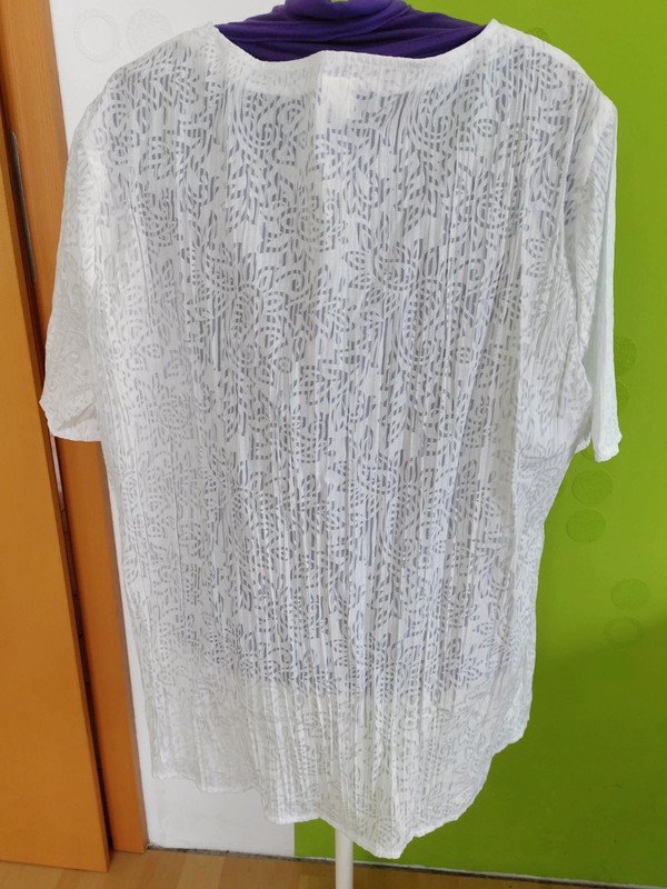  neue weiße Bluse mit Muster Gr. 46