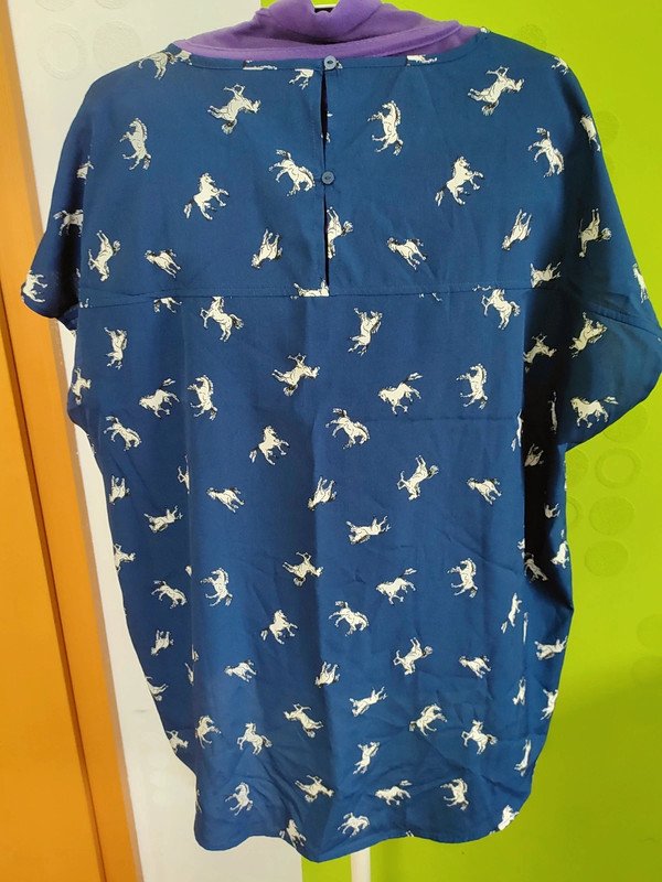 neue Bluse mit Pferdemotiven Gr.46