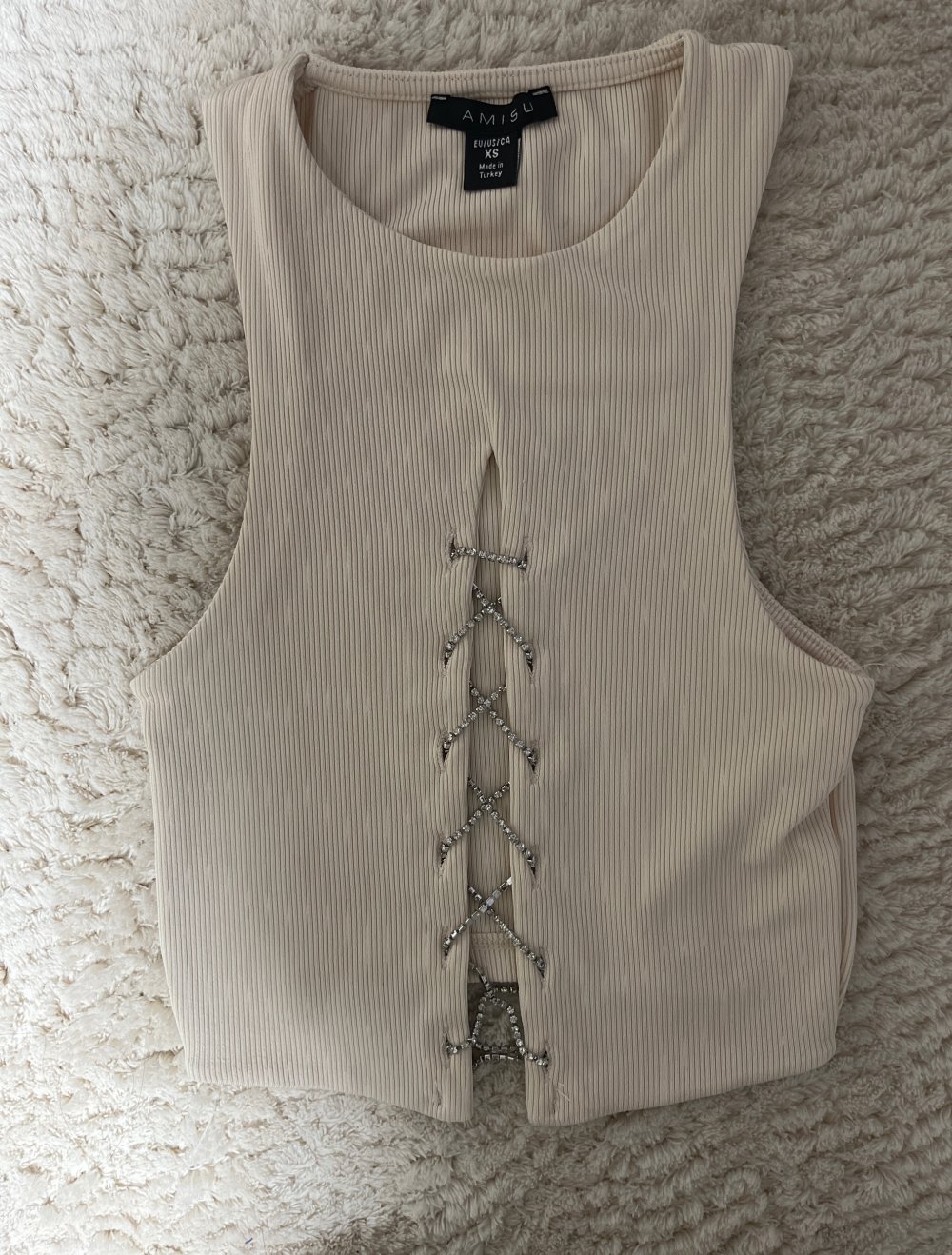 Top mit Glitzerkette in der Mitte