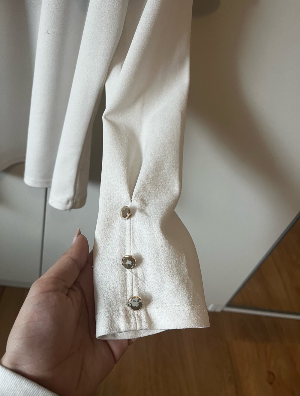 Weiße Bluse mit Rüsche