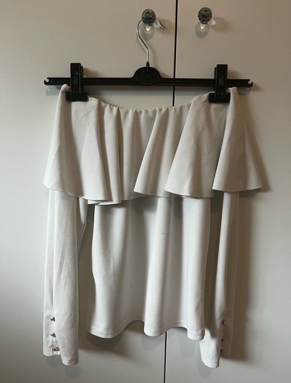 Weiße Bluse mit Rüsche