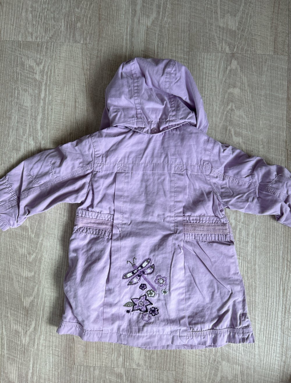 Eine schöne, dünne Jacke für den Frühling oder Herbst für Mädchen