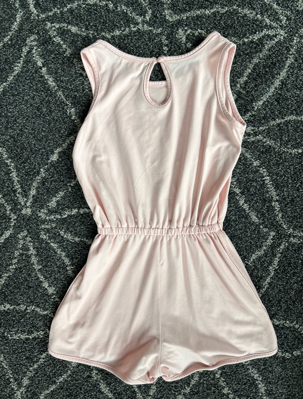 ein sehr schöner Einteiler für Sommer