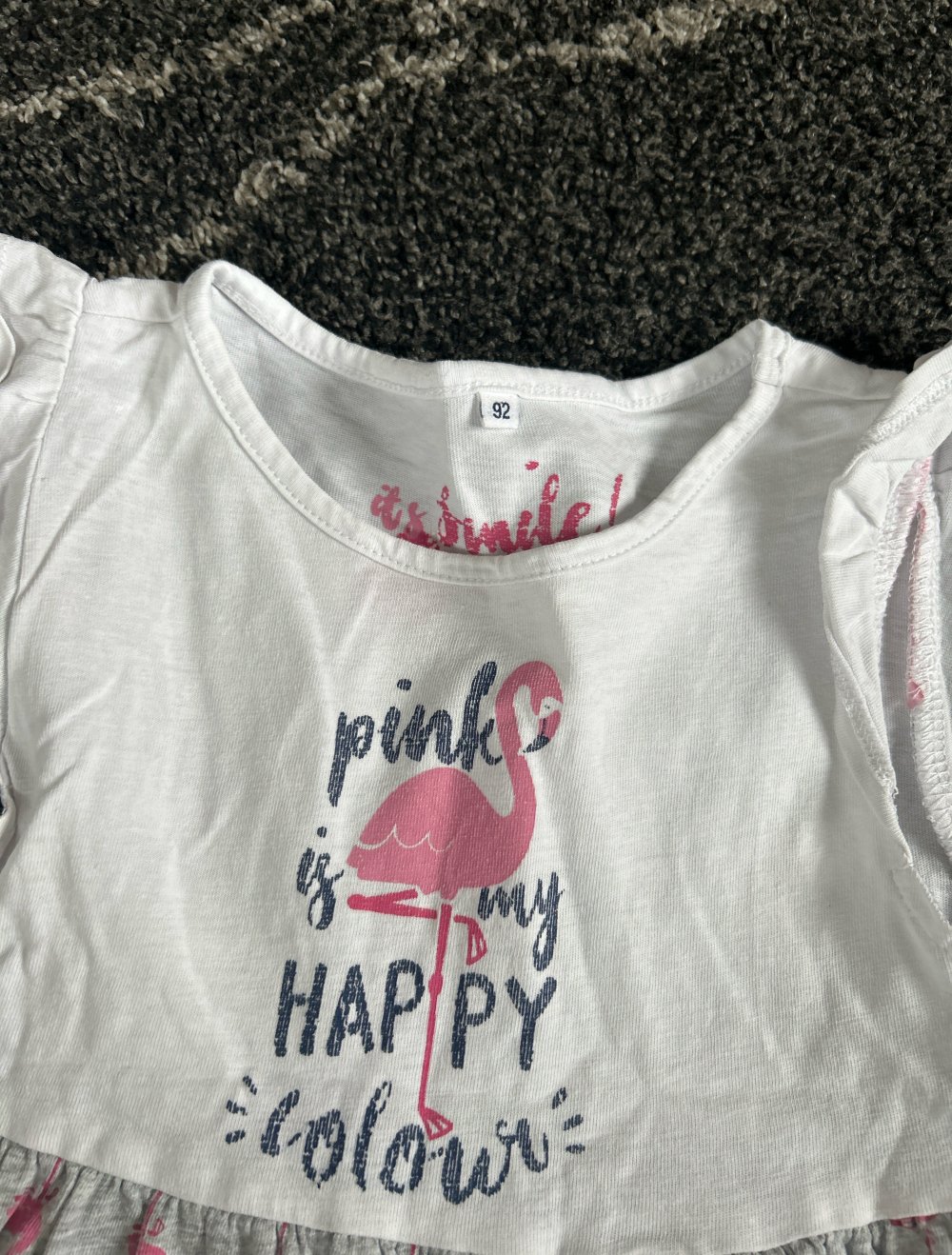 ein schönes Sommerkleid für Mädchen