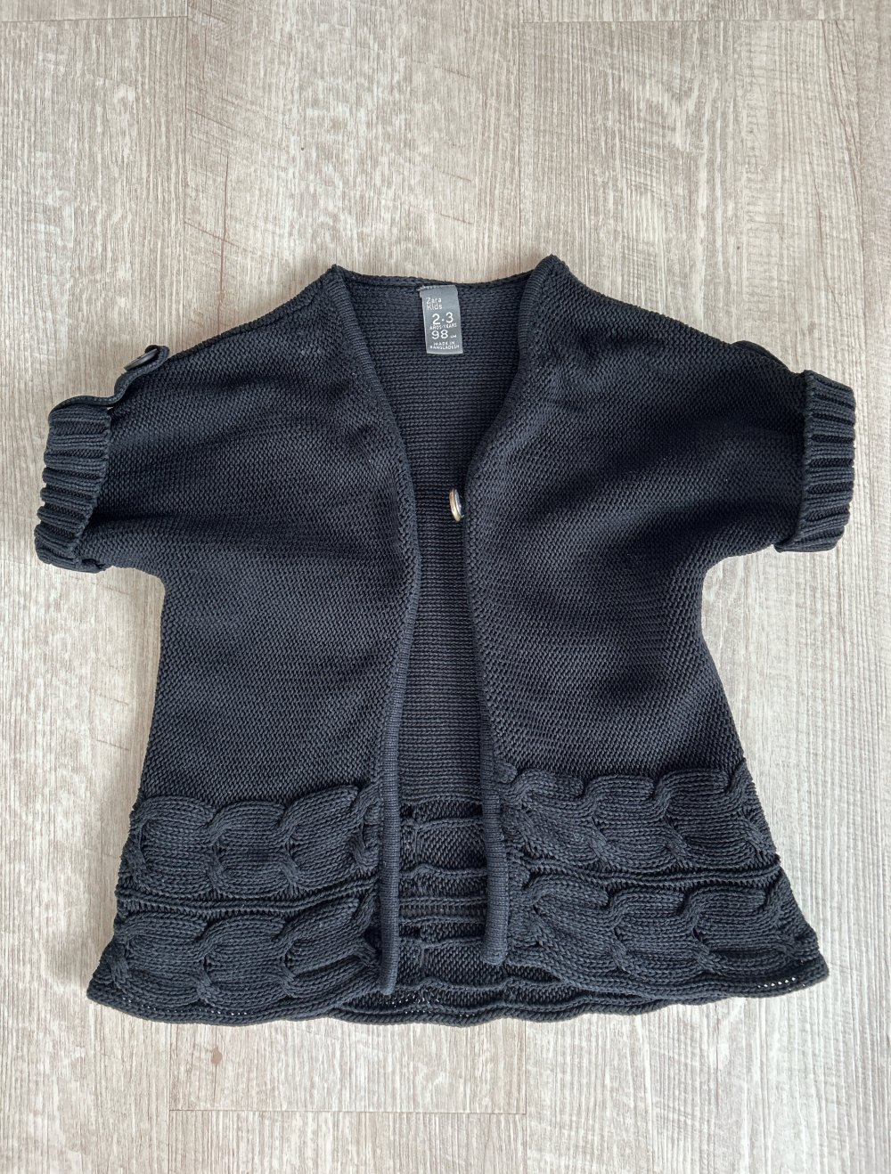 Ein sehr schönes Strickpullover, sehr elegant, mit Knopf