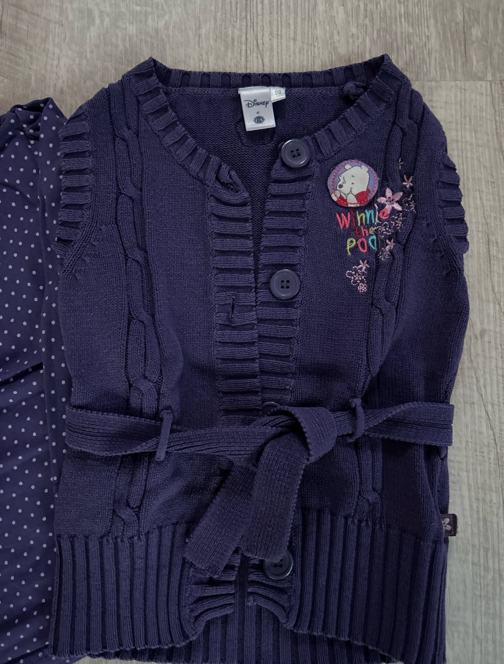 Ein Rollkragen T-Shirt mit passenden Strickweste für Mädchen