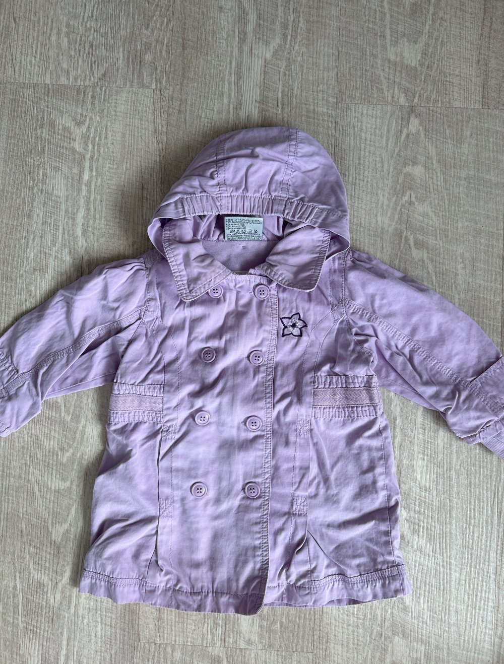 Eine schöne, dünne Jacke für den Frühling oder Herbst für Mädchen