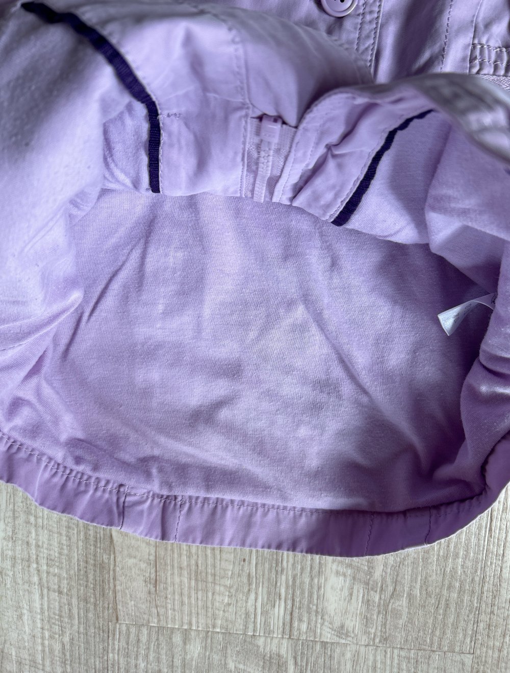 Eine schöne, dünne Jacke für den Frühling oder Herbst für Mädchen