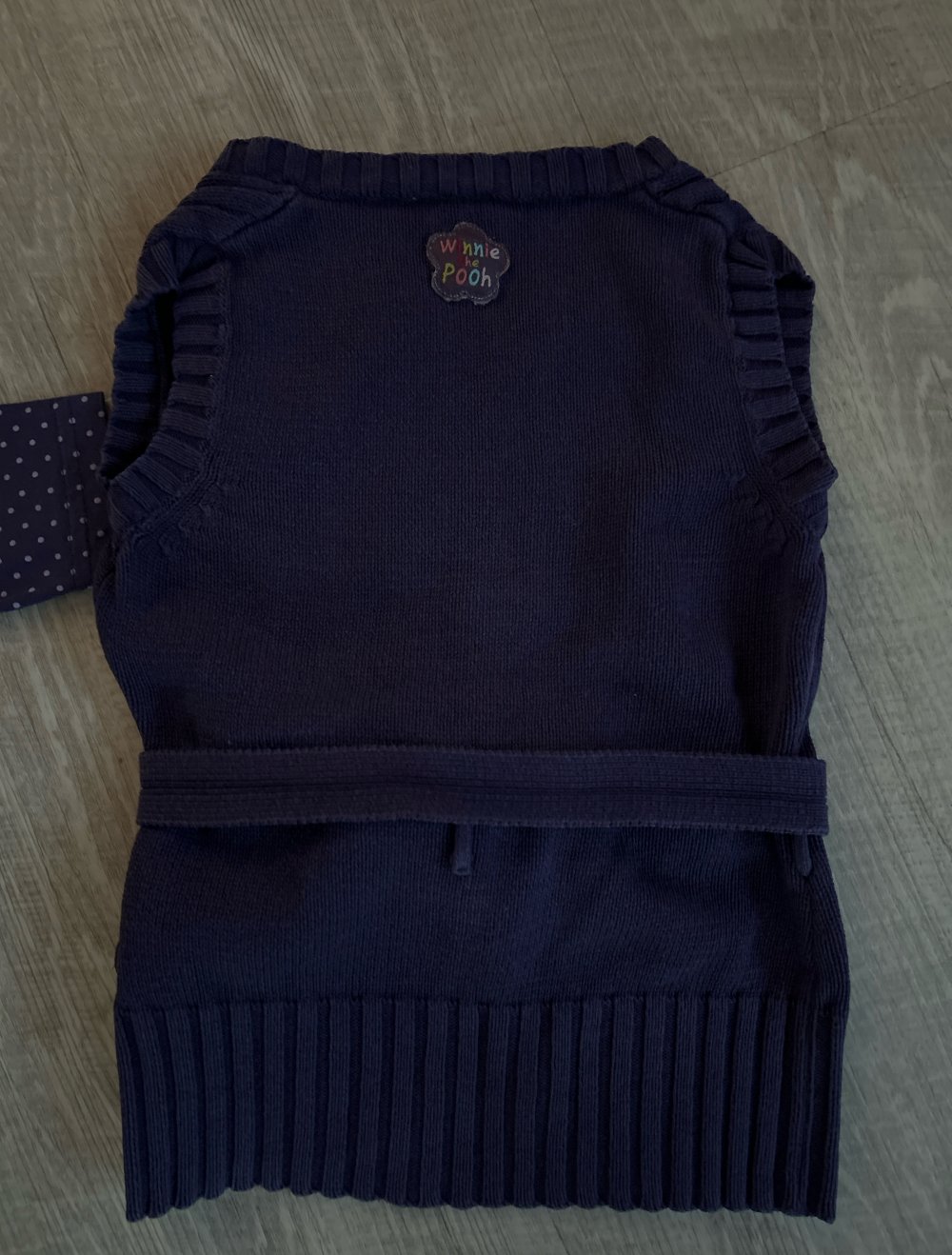 Ein Rollkragen T-Shirt mit passenden Strickweste für Mädchen