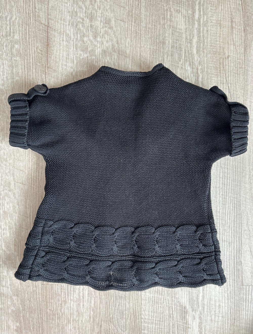 Ein sehr schönes Strickpullover, sehr elegant, mit Knopf