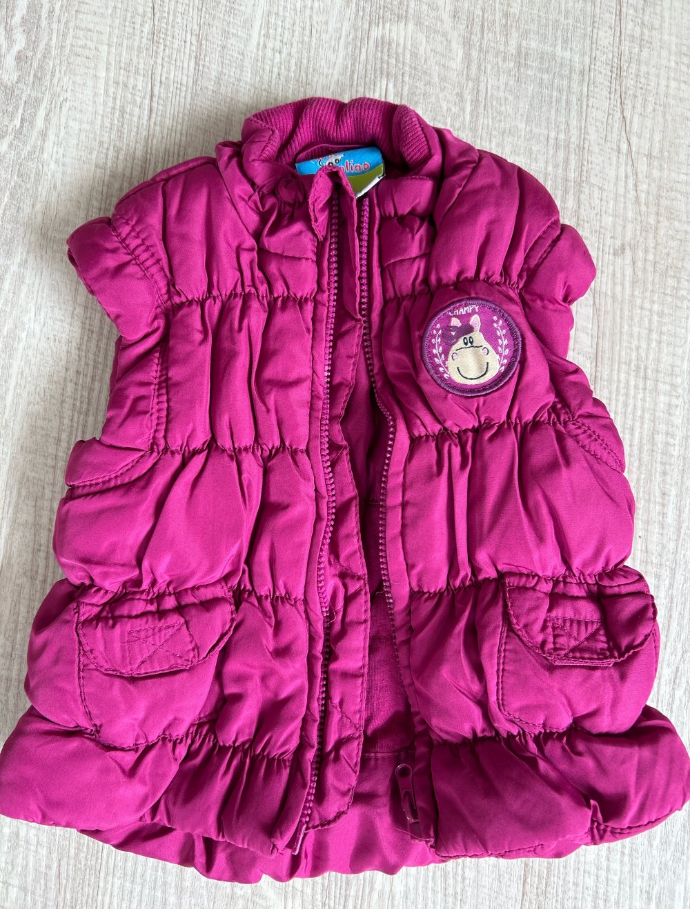 Eine warme Weste für den Frühling oder Herbst für Mädchen