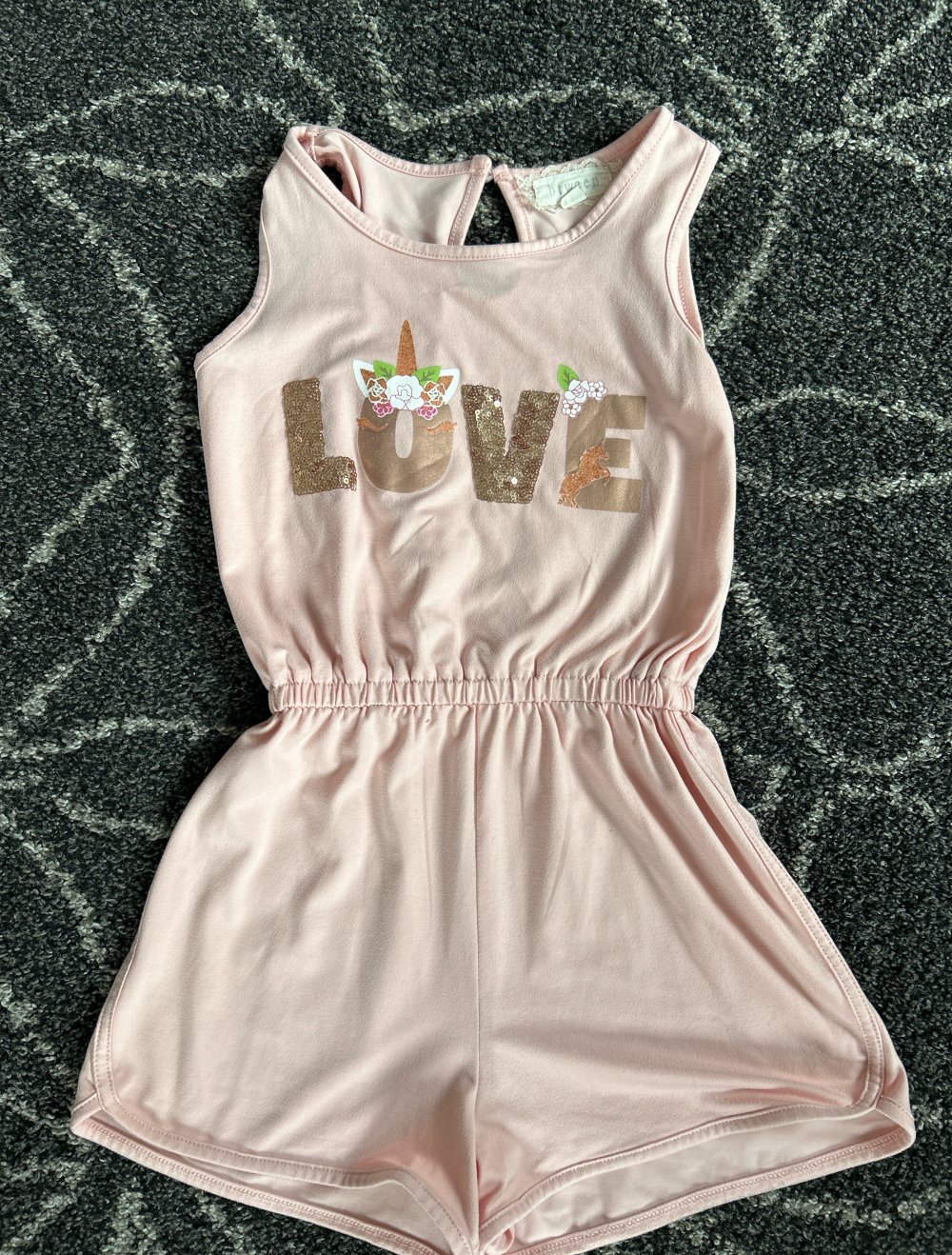 ein sehr schöner Einteiler für Sommer