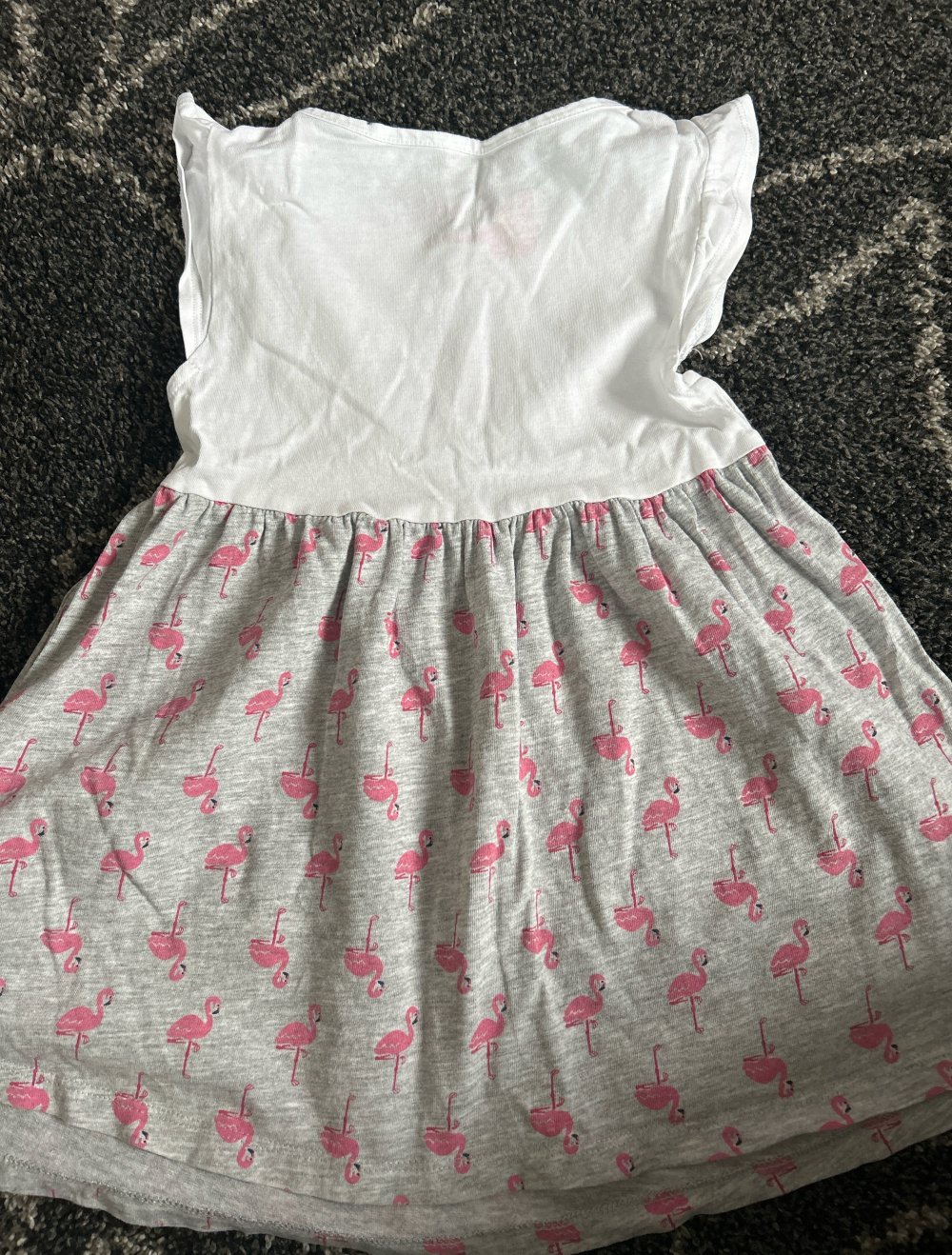 ein schönes Sommerkleid für Mädchen