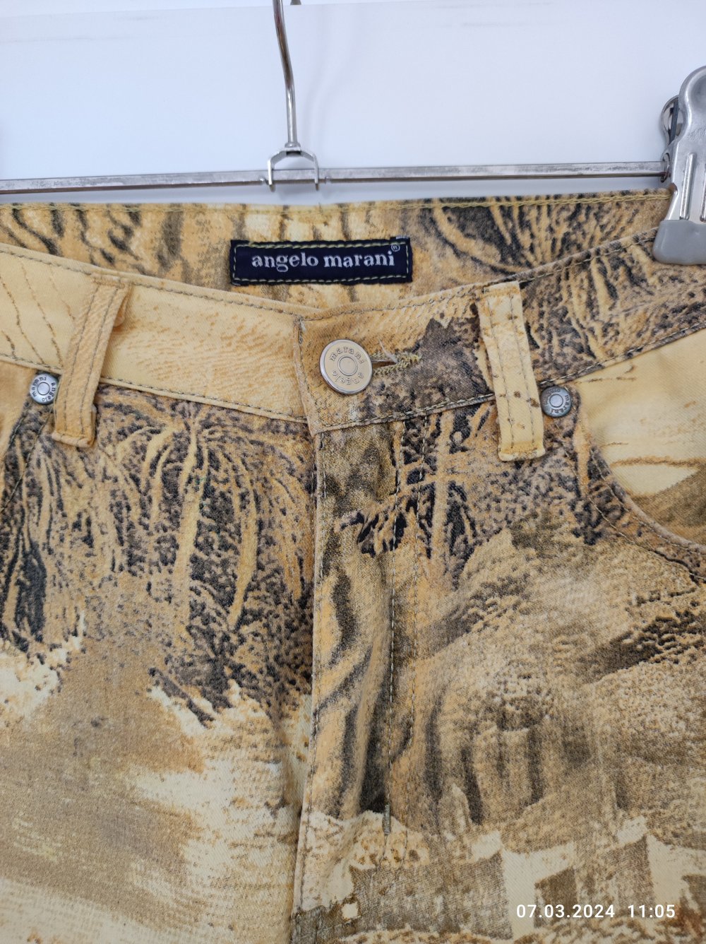 Da. Hose leicht ausgestellt