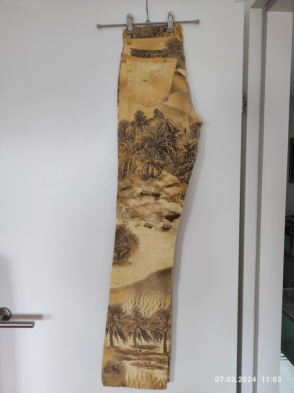 Da. Hose leicht ausgestellt