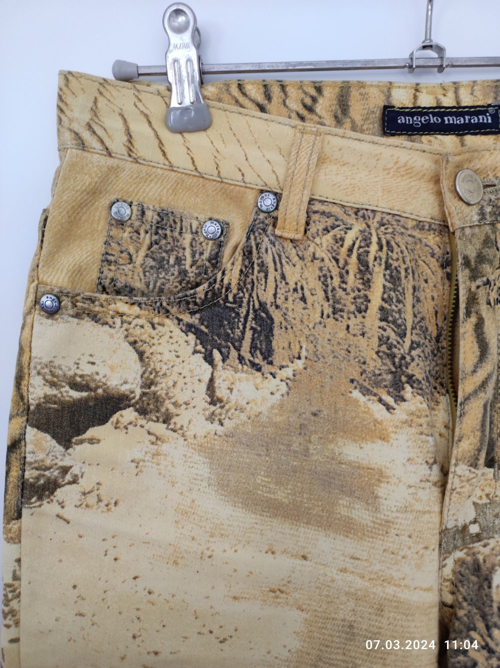 Da. Hose leicht ausgestellt