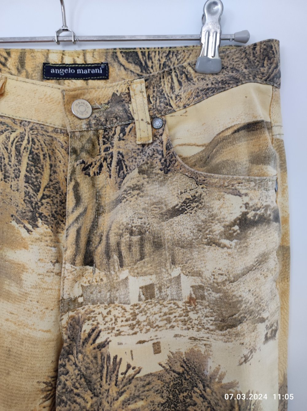 Da. Hose leicht ausgestellt