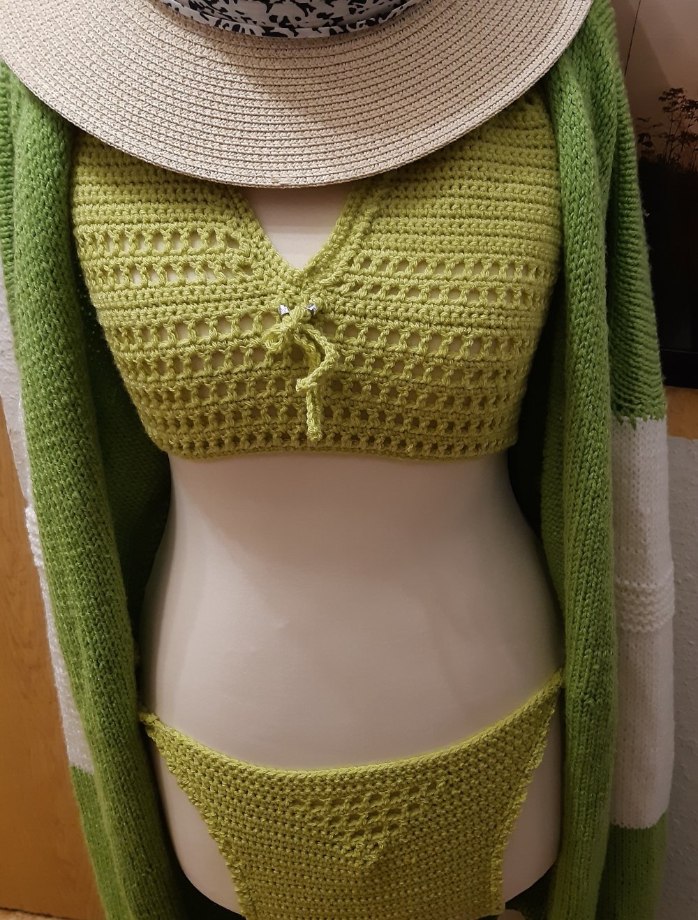 Ein Set bestehend aus Strickjacke/ bikini.