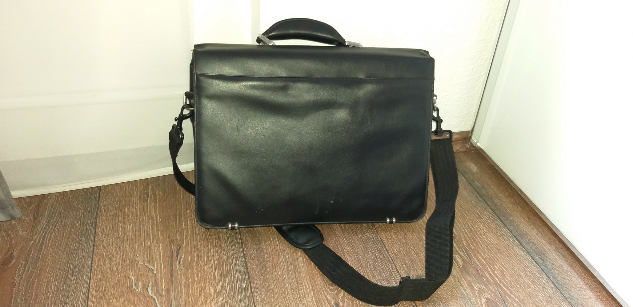 Ich verkaufe eine sehr schöne Leder-Notebook Tasche von Toshiba!