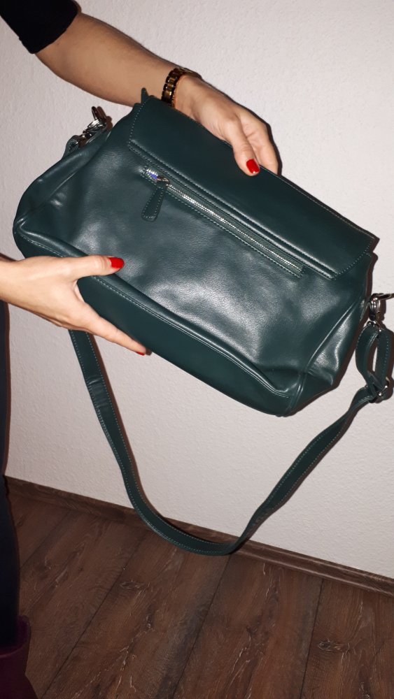 Ich verkaufe eine sehr schöne, neue Umhängetasche von United Colors of Benetton!