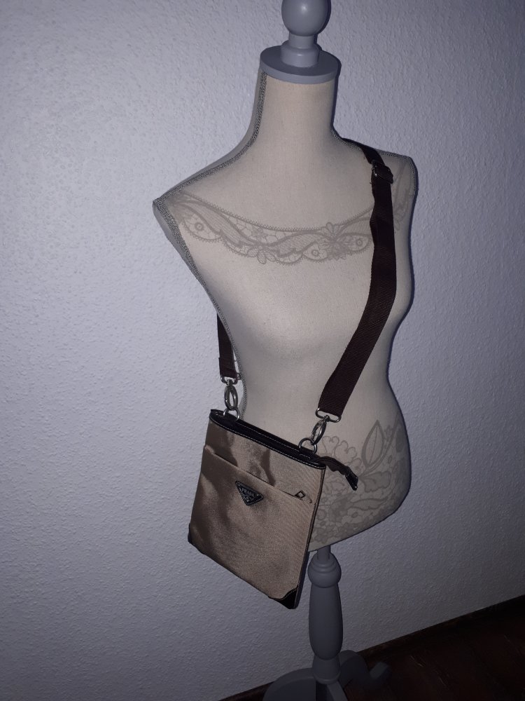 Ich verkaufe eine sehr schöne Umhängetasche!