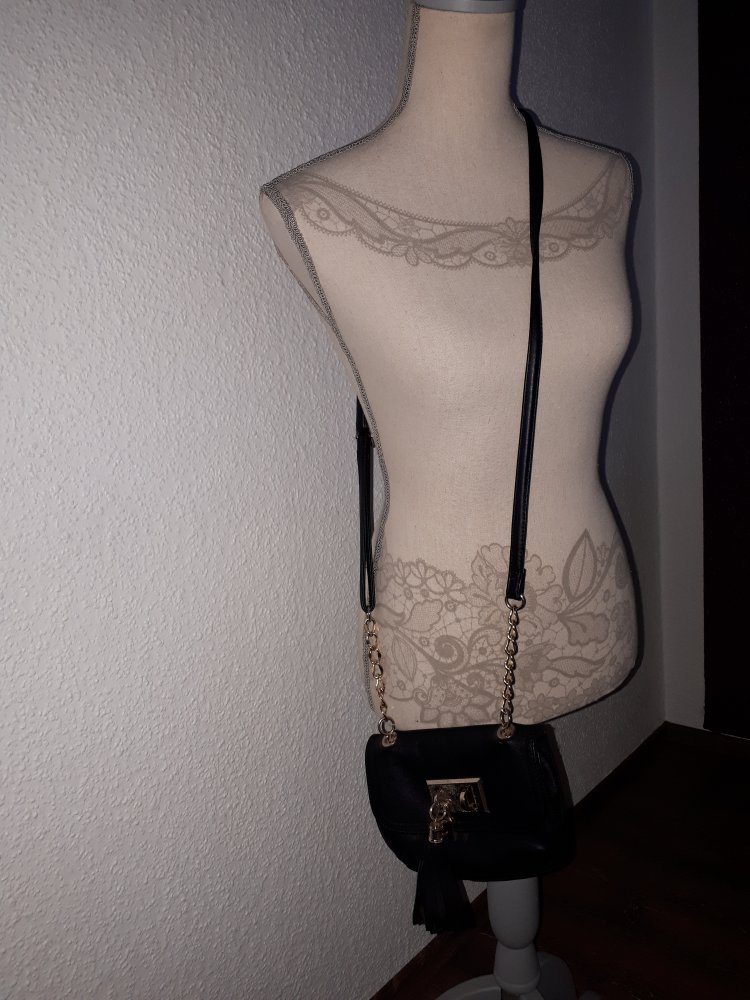 Ich verkaufe eine sehr schöne Tragetasche von Hallhuber !