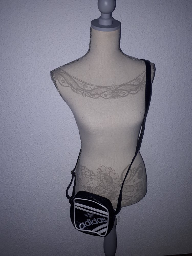 Ich verkaufe eine sehr schöne, neue Umhängetasche von adidas!