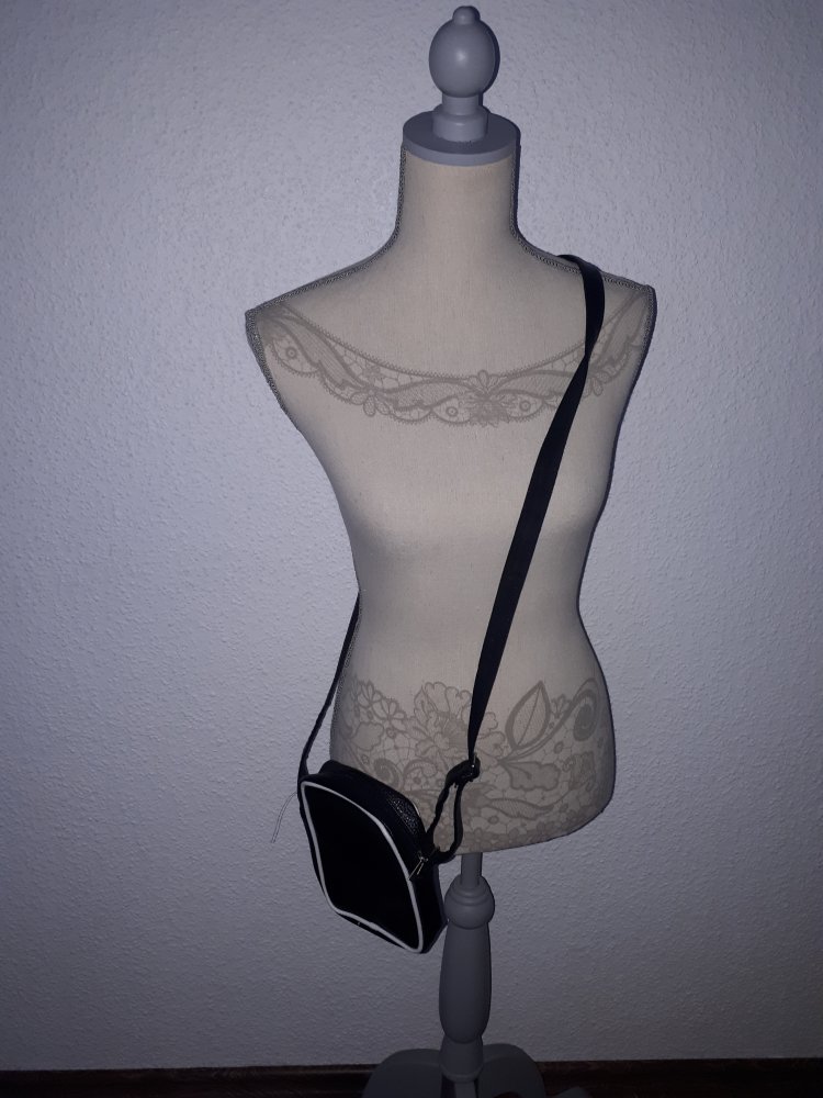 Ich verkaufe eine sehr schöne, neue Umhängetasche von adidas!