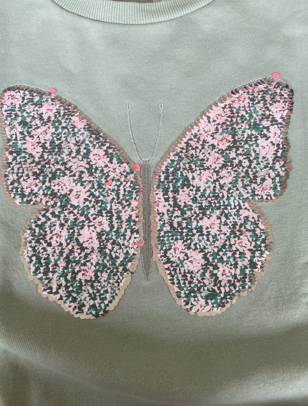 Kinderpollover mit Schmetterling