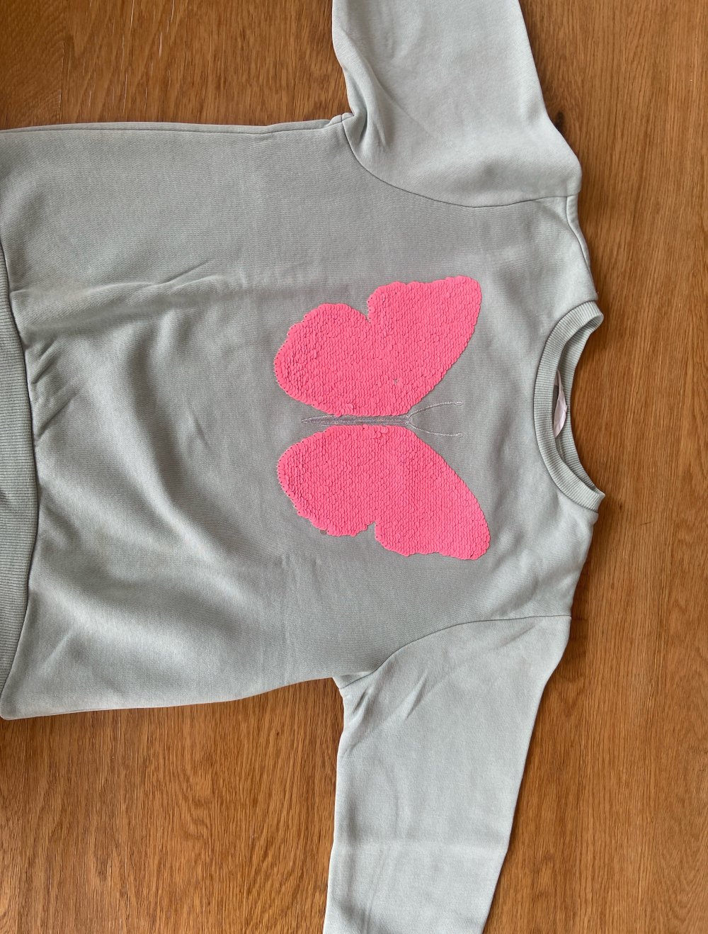 Kinderpollover mit Schmetterling