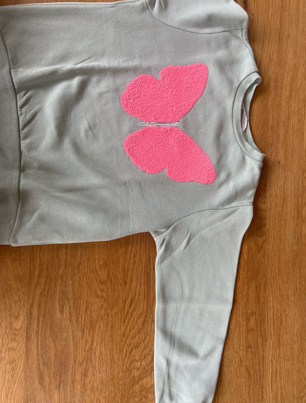 Kinderpollover mit Schmetterling