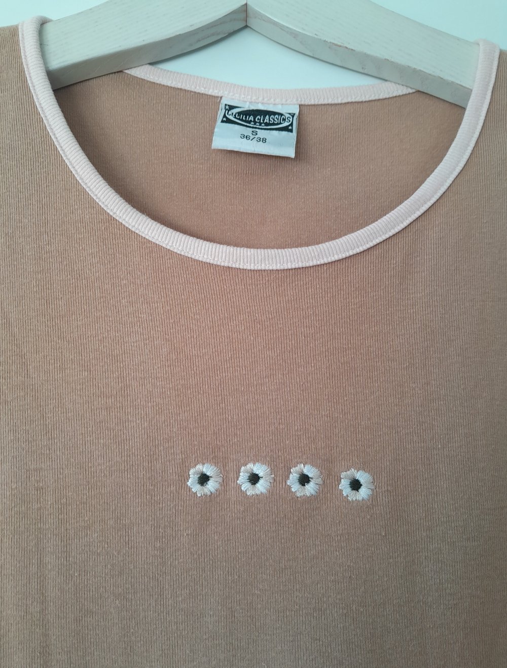 T-Shirt mit schöner Blümchenstickerei, NEU, Größe 36/38