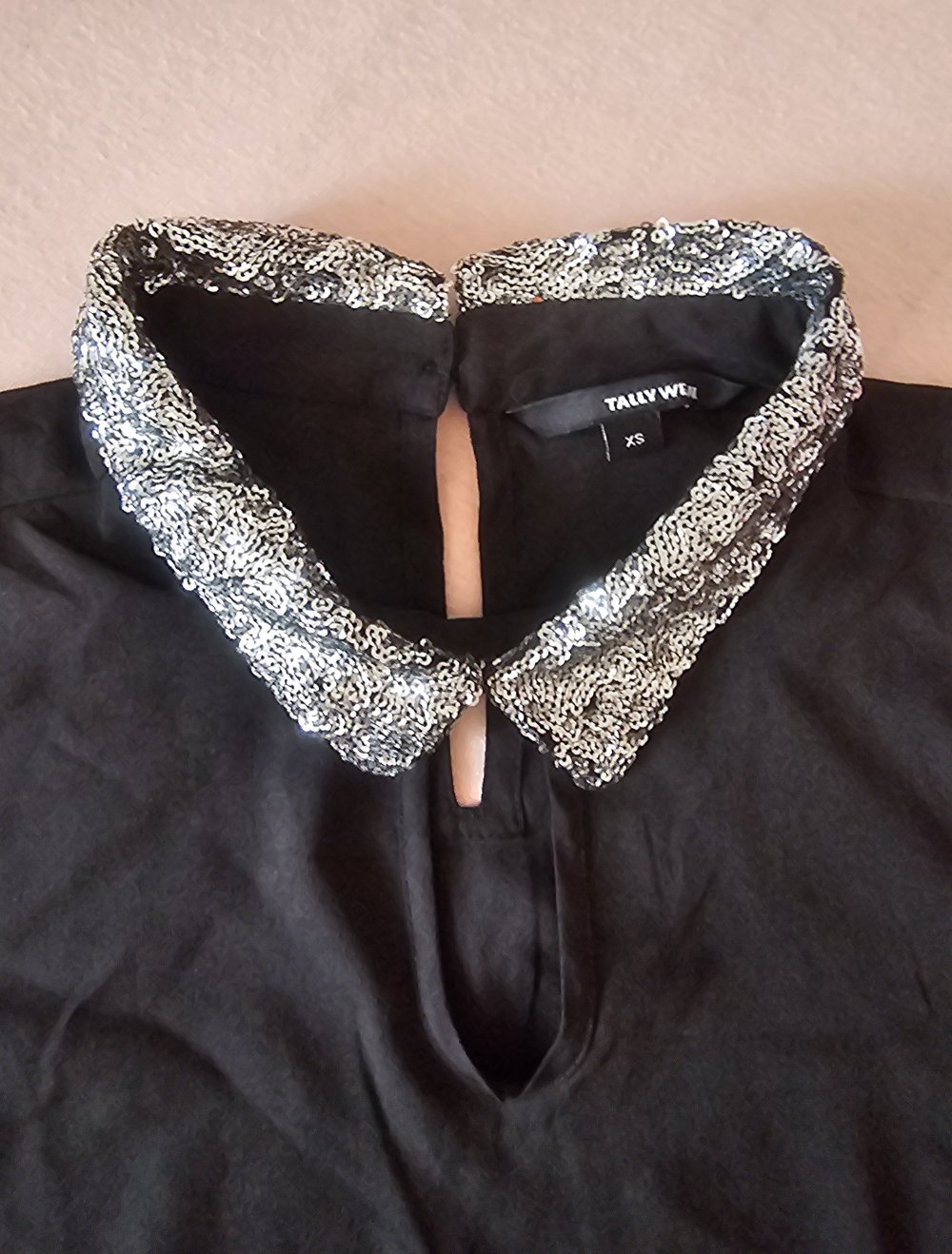 Schicke und elegante Sommerbluse mit Paillettenkragen und sexy Ausschnitt, Größe XS