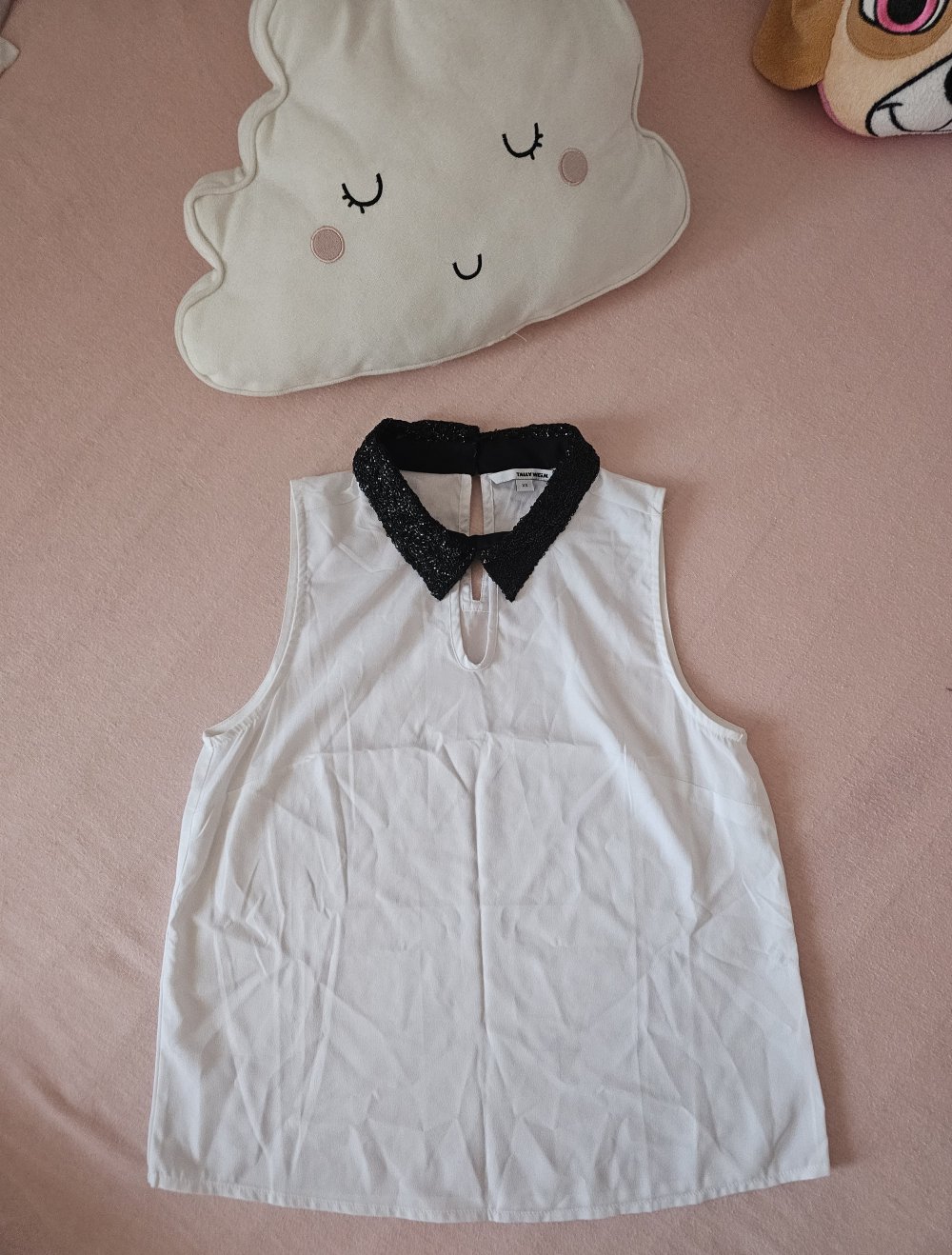 Schicke und elegante Sommerbluse mit Pailletten Kragen und sexy Ausschnitt, Größe XS