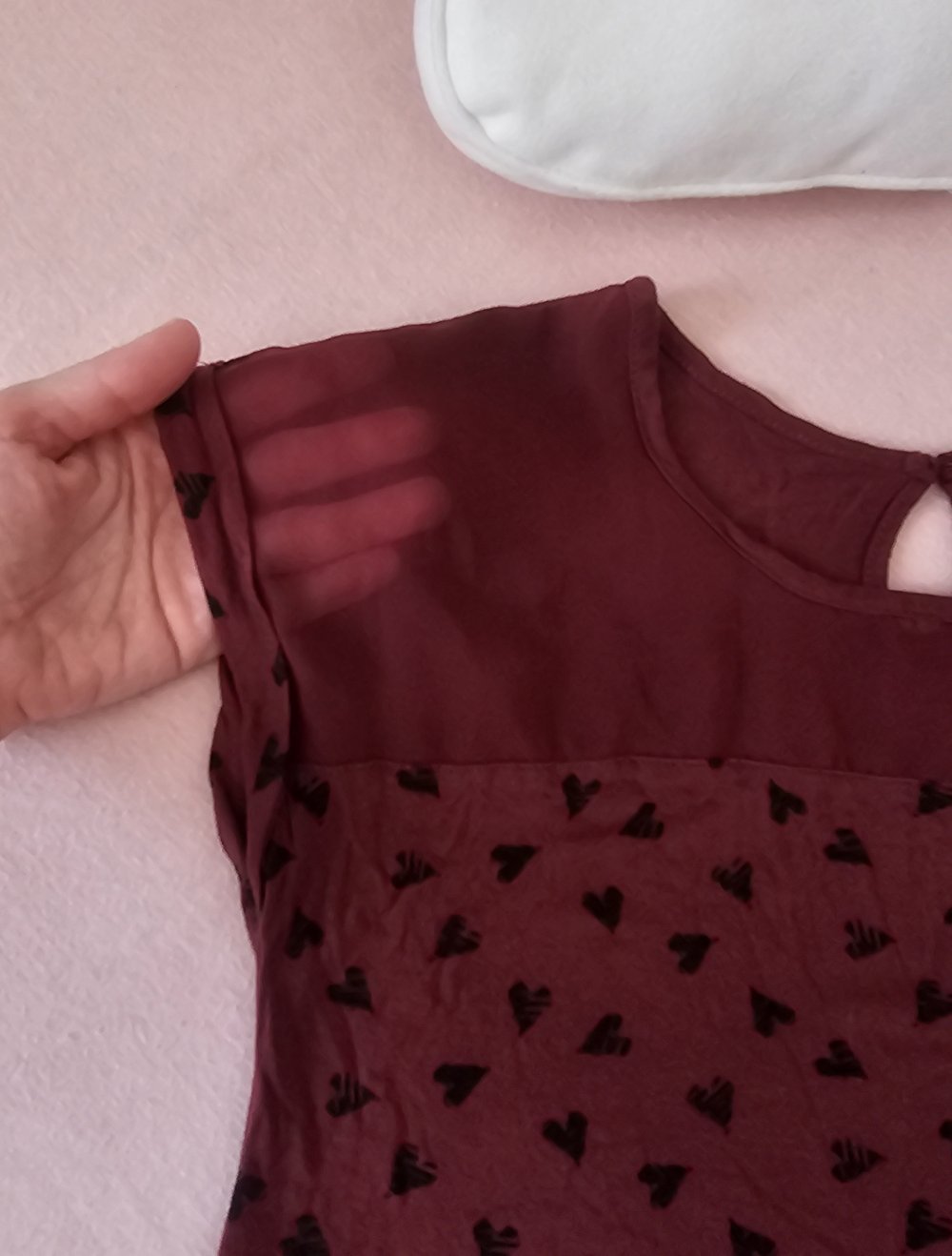 Elegante asymmetrische T-shirt mit Herzen Muster und Mash-Details, Größe 32