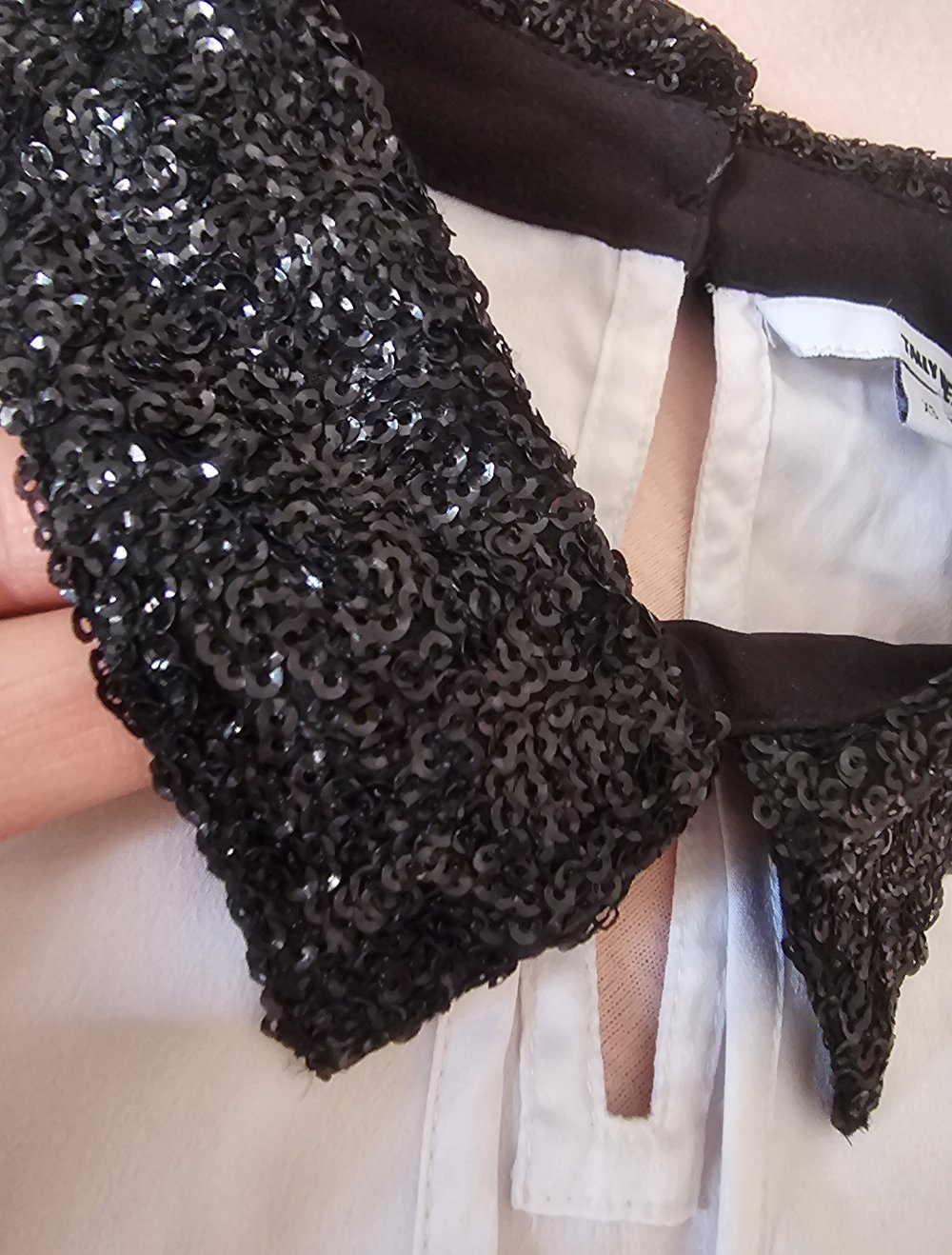 Schicke und elegante Sommerbluse mit Pailletten Kragen und sexy Ausschnitt, Größe XS