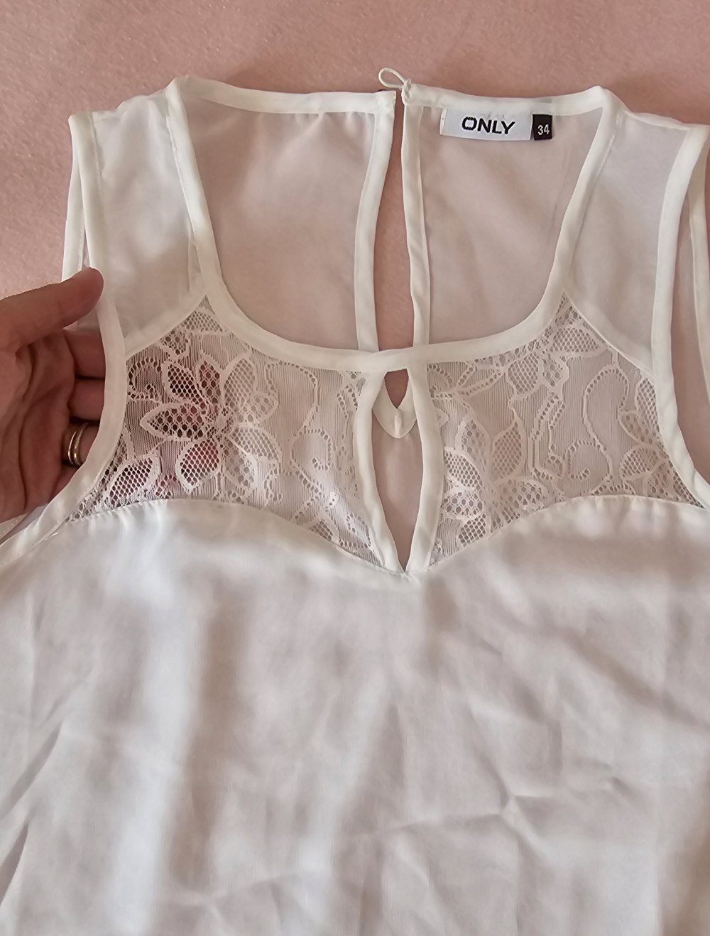 Elegante und luftige sommer Bluse in Größe 34, mit Spitzendetails