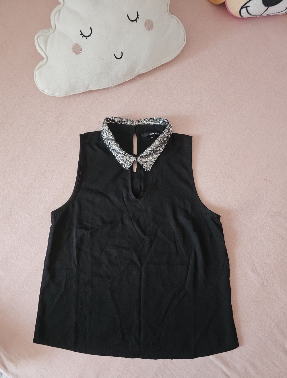 Schicke und elegante Sommerbluse mit Paillettenkragen und sexy Ausschnitt, Größe XS