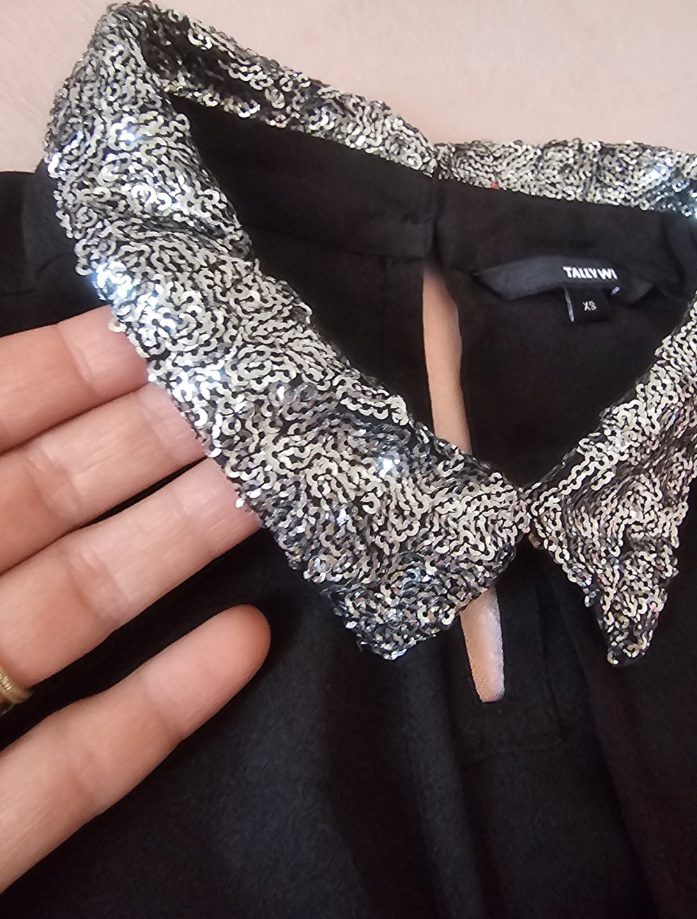 Schicke und elegante Sommerbluse mit Paillettenkragen und sexy Ausschnitt, Größe XS