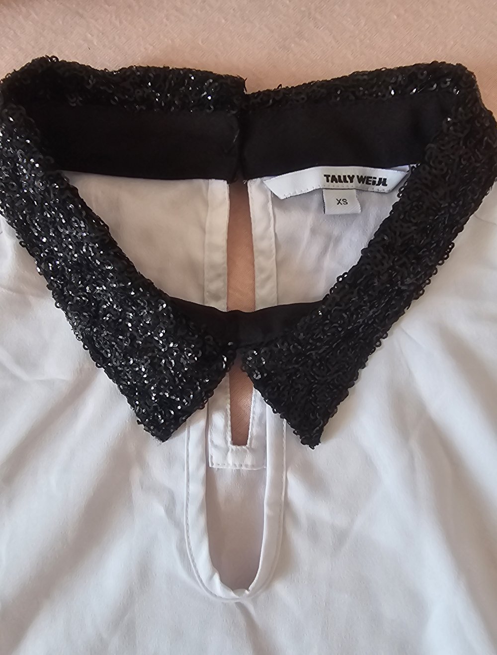 Schicke und elegante Sommerbluse mit Pailletten Kragen und sexy Ausschnitt, Größe XS