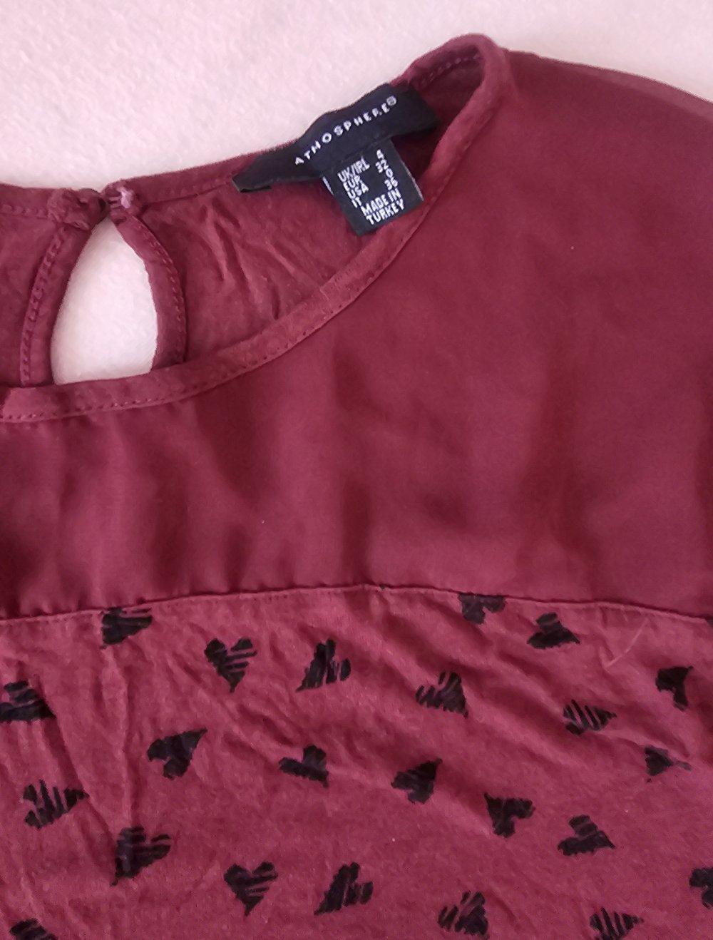 Elegante asymmetrische T-shirt mit Herzen Muster und Mash-Details, Größe 32